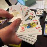 Immagini, dediche e opere che Milella conserva tra svariati scaffali, l� dove risiedono anche mille gadget, tutti avuti in omaggio con le copie comprate in edicola. Notiamo le carte da gioco di Tex...
